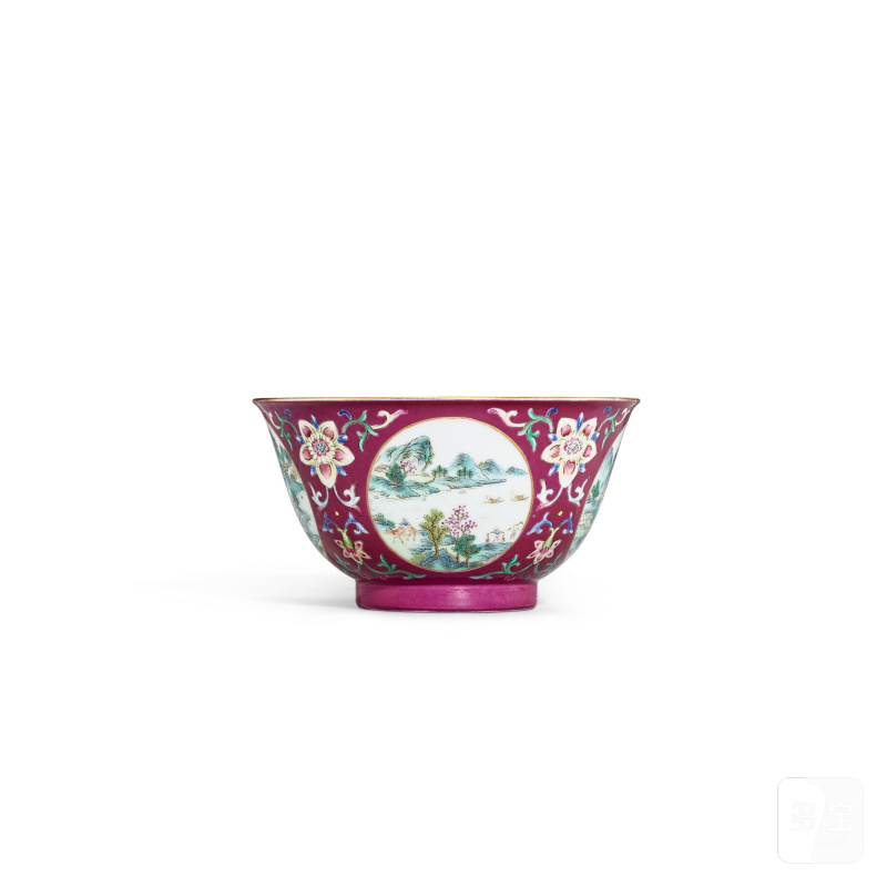 A ruby-ground famille-rose 'landscape' bowl, Seal mark and period of Daoguang | 清道光 胭脂紫地粉彩開光漁樵耕讀圖盌 《大清道光年製》款 - 图3